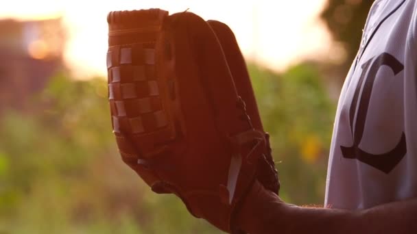 Людина Тримає Бейсбольній Рукавичці — стокове відео