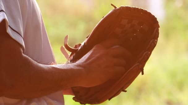Άνδρας Κρατώντας Μπάλα Στο Γάντι Του Μπέιζμπολ — Αρχείο Βίντεο