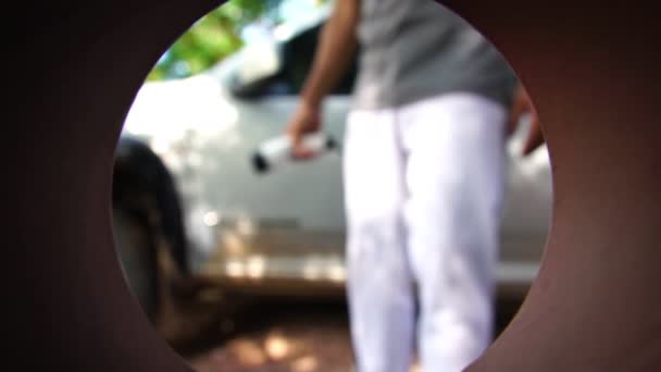 Adam Fişi Takıyor Elektrikli Arabayı Şarj Ediyor — Stok video