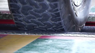 Tekerlek kapatıcılarını kapat.