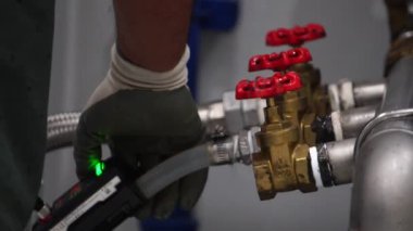 Fabrikada çalışan insanlara yakın çekim, endüstriyel konsept