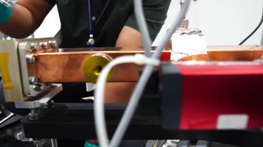 Fabrikada çalışan insanlara yakın çekim, endüstriyel konsept