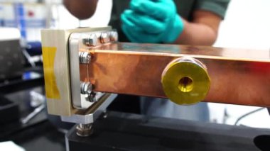 Fabrikada çalışan insanlara yakın çekim, endüstriyel konsept