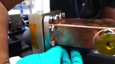 Fabrikada çalışan insanlara yakın çekim, endüstriyel konsept