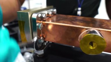 Fabrikada çalışan insanlara yakın çekim, endüstriyel konsept