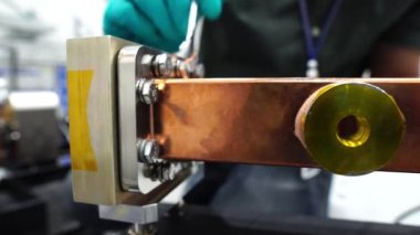 Fabrikada çalışan insanlara yakın çekim, endüstriyel konsept