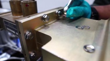 Fabrikada çalışan insanlara yakın çekim, endüstriyel konsept