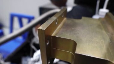 Fabrikada çalışan insanlara yakın çekim, endüstriyel konsept