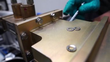 Fabrikada çalışan insanlara yakın çekim, endüstriyel konsept