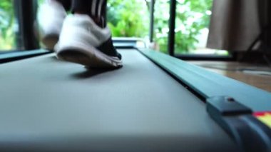 Koşu yolunda koşan kadın görüntüsü