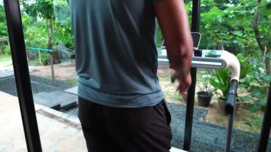 Koşu yolunda koşan erkek görüntüsü