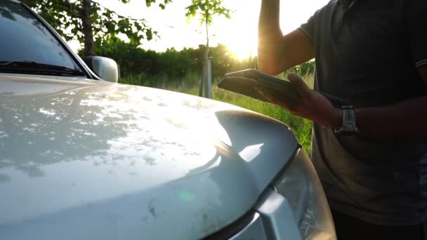 Homme Debout Près Voiture Couleur Blanche Avec Casque Dur Utilisant — Video