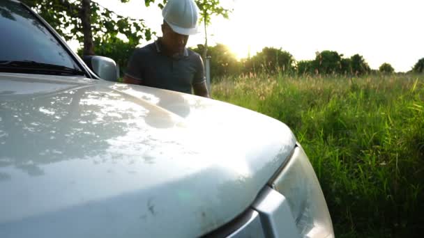 Kask Takan Tablet Kullanan Beyaz Renkli Bir Arabanın Yanında Duran — Stok video