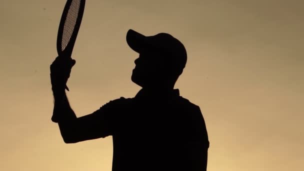 Silhueta Raquete Tênis Masculino Segurando Contra Pôr Sol — Vídeo de Stock