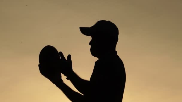 Silueta Del Macho Sosteniendo Una Pelota Béisbol Contra Atardecer — Vídeos de Stock