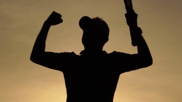 Silhouet Van Een Mannelijke Tennisracket Tegen Zonsondergang — Stockvideo