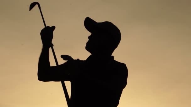 Silhouette Eines Mannes Der Hockeyschläger Gegen Den Sonnenuntergang Hält — Stockvideo