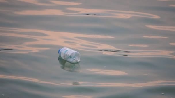 Close Footage Plastic Bottle Floating Sea — 图库视频影像