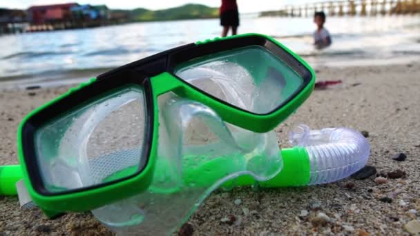 Close Footage Snorkeling Mask Tube Lying Beach — Vídeo de stock