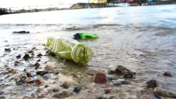 Close Footage Plastic Pollution Sandy Beach — ストック動画