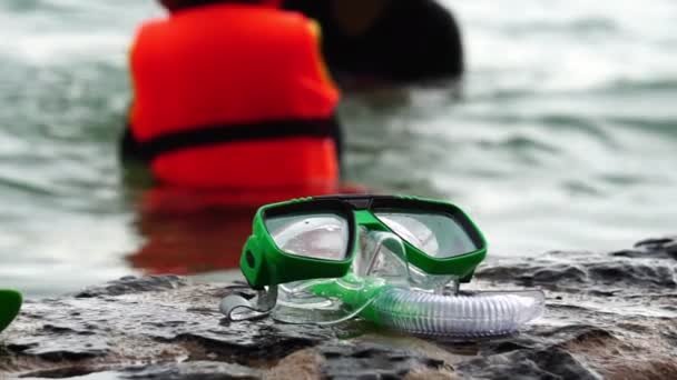 Close Footage Snorkeling Mask Tube Lying Beach — Stok video
