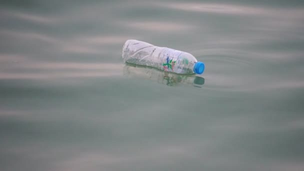 Close Footage Plastic Bottle Floating Sea — ストック動画