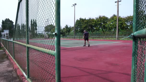 Footage Man Training Play Tennis Outdoor Court — Stockvideo