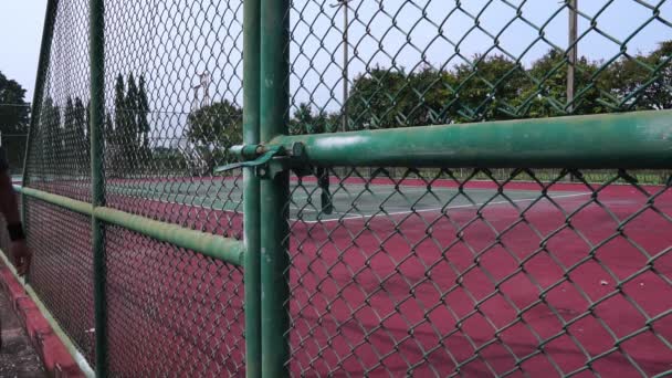 Footage Man Arriving Tennis Court — ストック動画