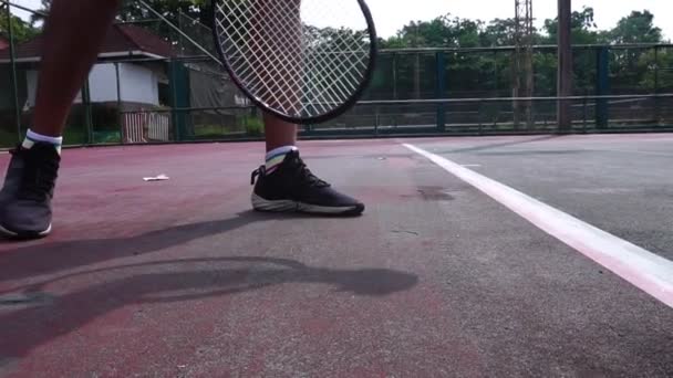 Close Footage Man Playing Tennis Outdoor Court — Vídeo de Stock