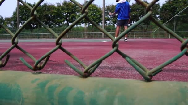 Footage Man Training Play Tennis Outdoor Court — Αρχείο Βίντεο