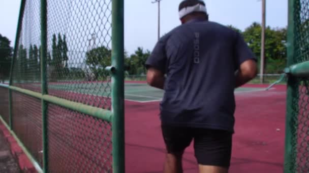 Кадри Тренування Людини Щоб Грати Теніс Відкритому Корті — стокове відео