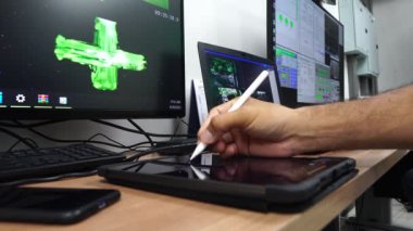 Fabrika kontrol odasında çalışan mühendis uzmanı.