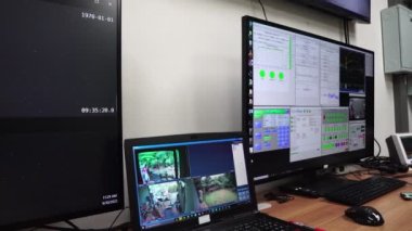 Fabrika kontrol odasında çalışan mühendis uzmanı.