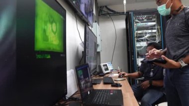 Elektrik kontrol odasında çalışan iki mühendis.
