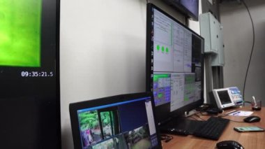 Fabrika kontrol odasında çalışan mühendis uzmanı.