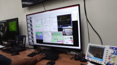 Fabrika kontrol odasında çalışan mühendis uzmanı.