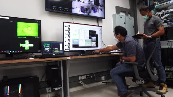 Deux Ingénieurs Travaillant Salle Commande Électrique — Video
