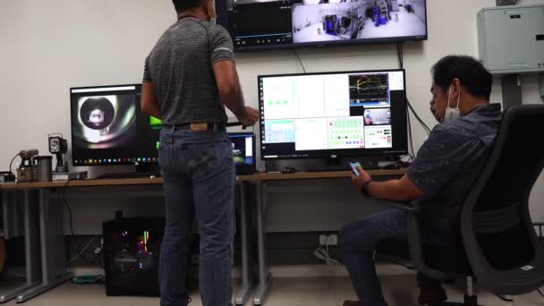 Два Інженери Які Працюють Кімнаті Керування Електрикою — стокове відео