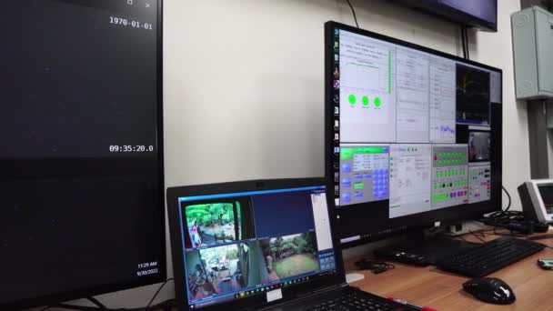 Engenheiro Especialista Trabalhando Sala Controle Plantas — Vídeo de Stock