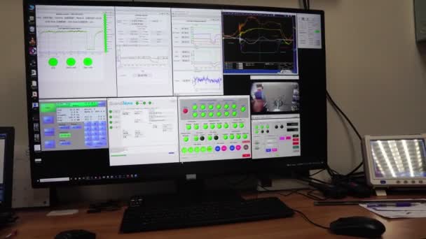 プラント制御室で働くエンジニアの専門家 — ストック動画