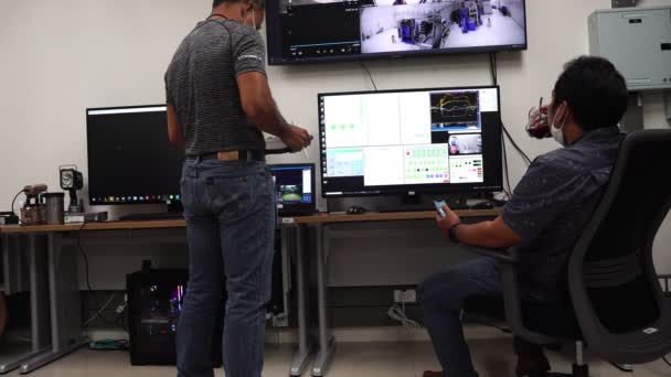 Dois Engenheiros Que Trabalham Sala Controle Elétrico — Vídeo de Stock