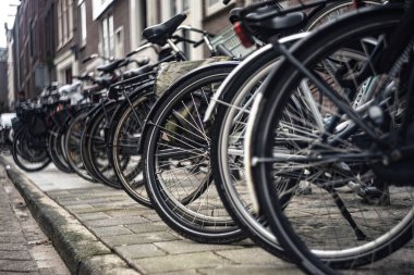 Amsterdam 'da sokağa parketmiş bisikletler.