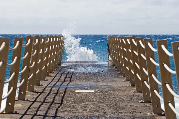 Brug op strand — Stockfoto