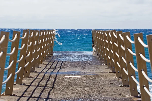 Puente en la playa — Foto de Stock