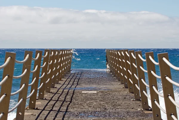 Híd a strandon — Stock Fotó