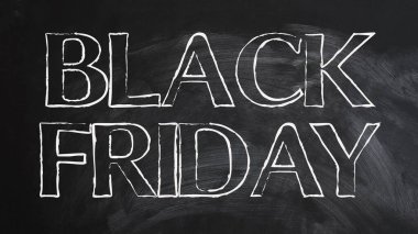 Siyah yazı tahtasındaki Kara Cuma yazı tipi metni