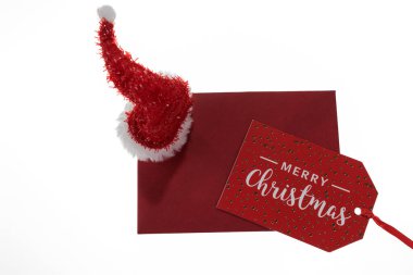 Mutlu Noeller ve kırmızı zarf beyaza izole edilmiş.