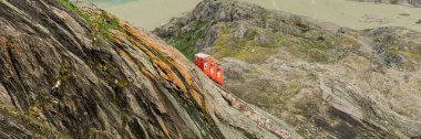 Avusturya 'daki Pasterze buzuluna giden kırmızı kablolu tren yolu. Panoramik resim