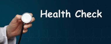 Sağlık kontrolü. Mavi arka planda doktorun elinde steteskop var. Panorama