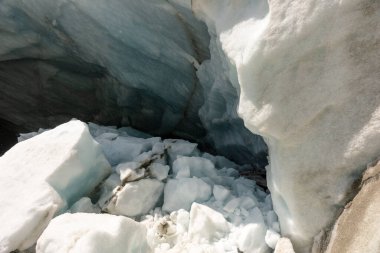 Buzul yüzeyinin çatlaklarla dolu doğal arkaplanı. Buzlu duvar ve buzuldan gelen buz blokları yakın mesafede. Parlak buzul duvarının güzel doğa dokusu